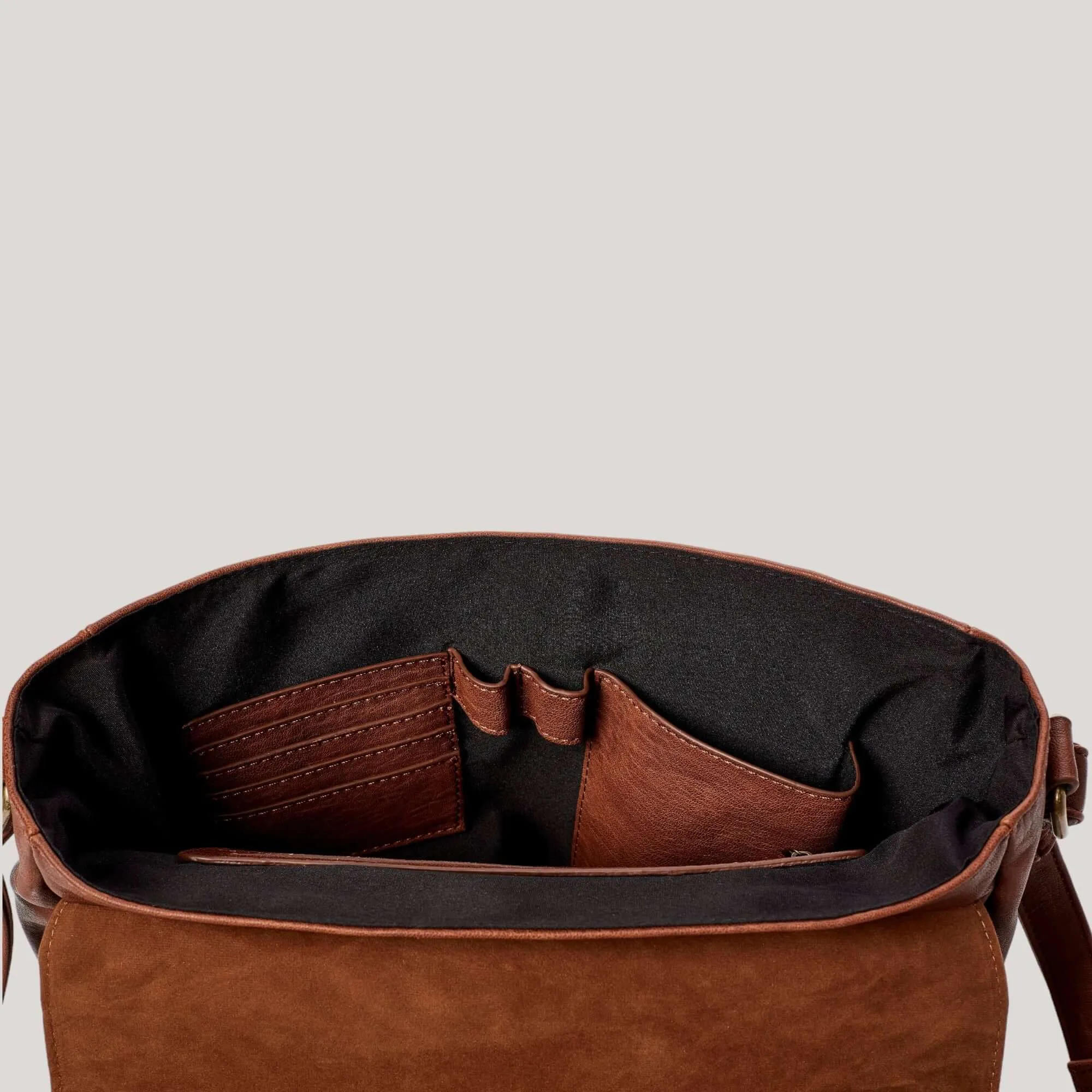 CARTER | Chestnut Classic Messenger Bag