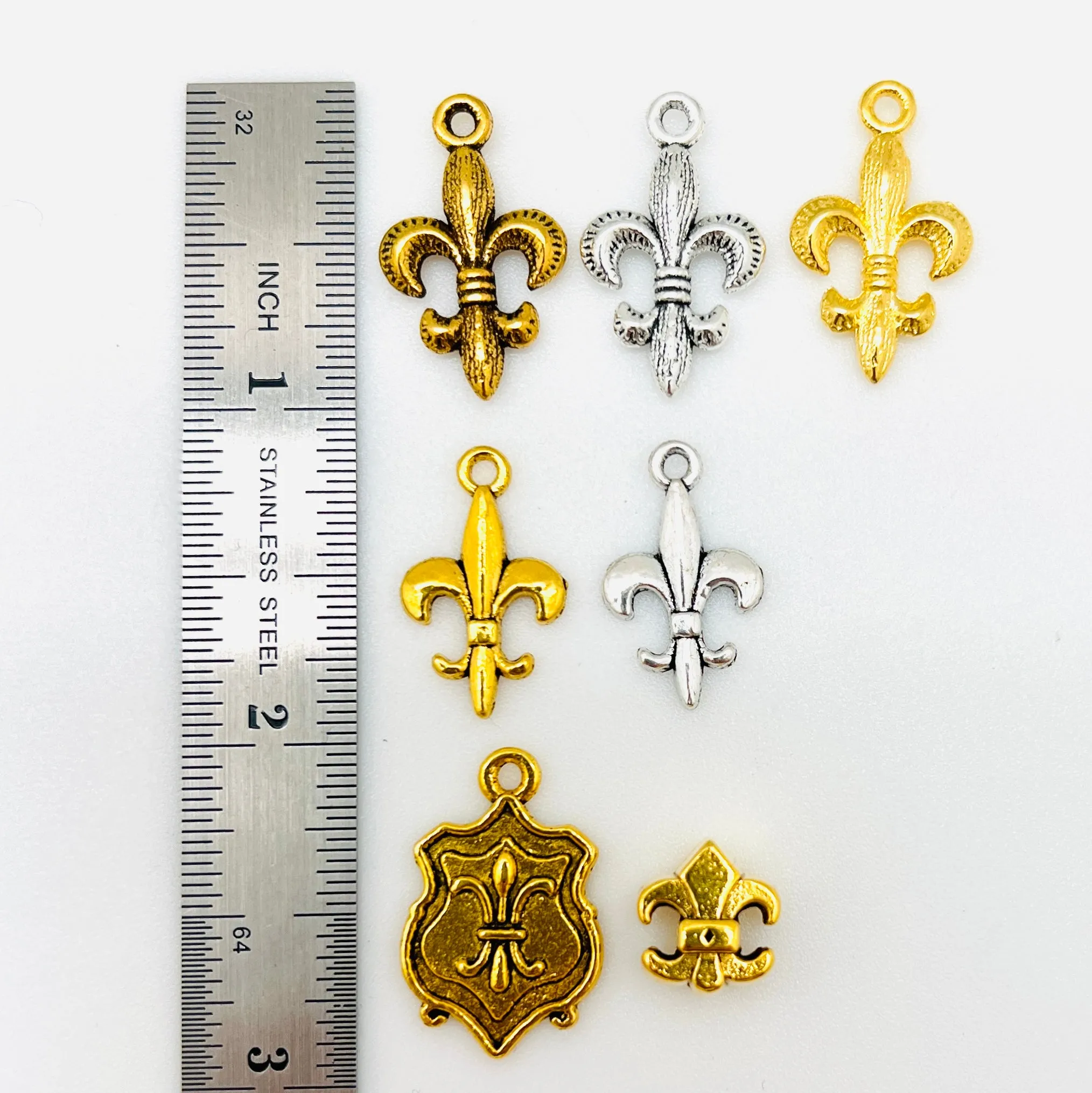 Fleur De Lis Charms - 20pcs